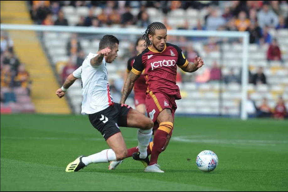 Sean Scannell in Hornchurch FC scarlet kit