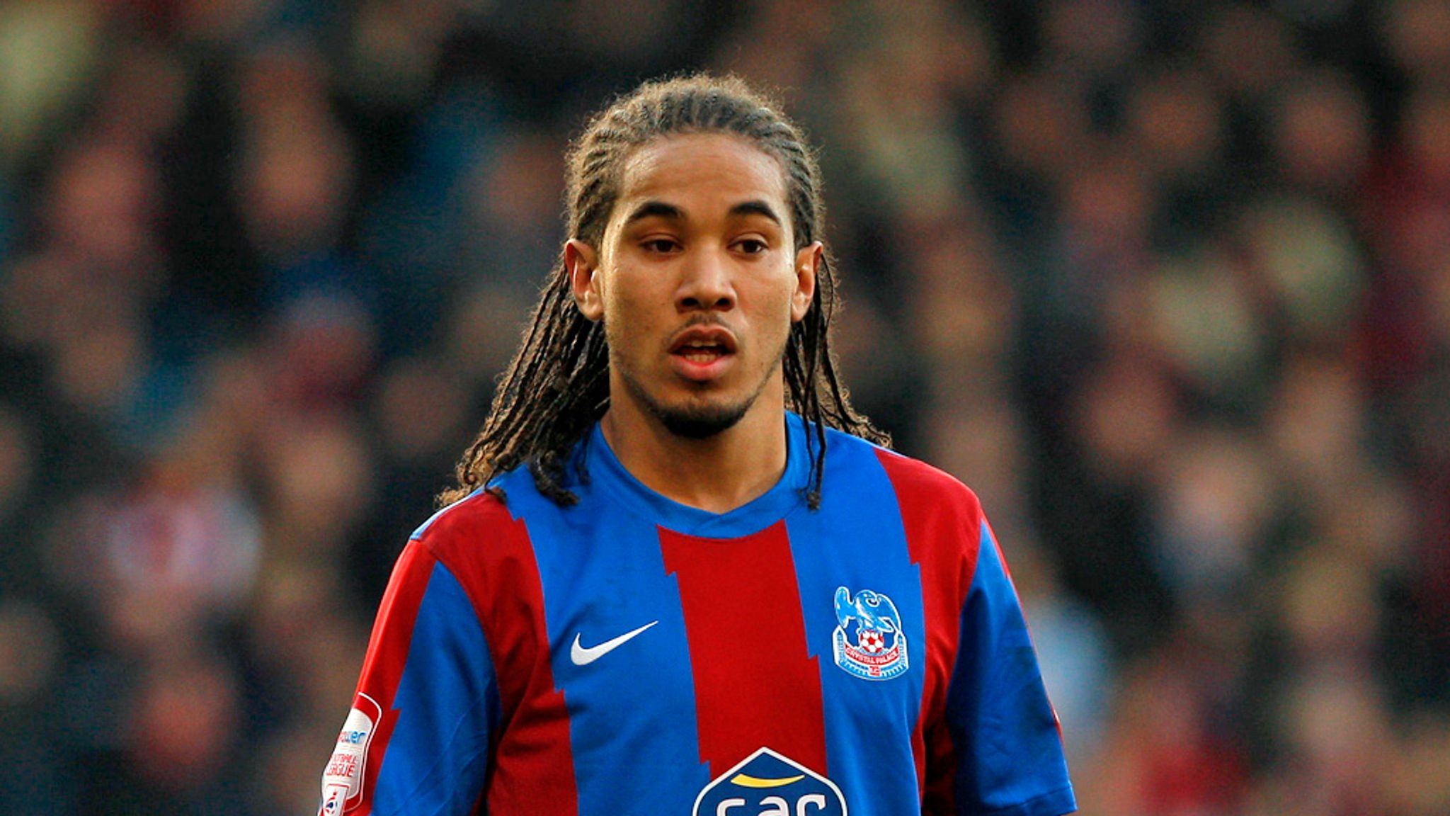 Sean Scannell in Crystal Palace home kit
